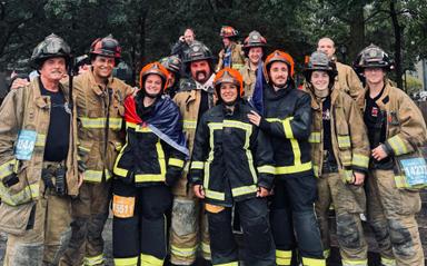 Des sapeurs-pompiers Français et Américains ensemble à l’arrivée de la course Tunnel to Towers. Crédit : Caporal-chef Maxime.