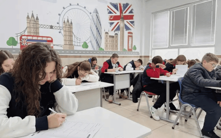 Des élèves britanniques dans une salle de classe