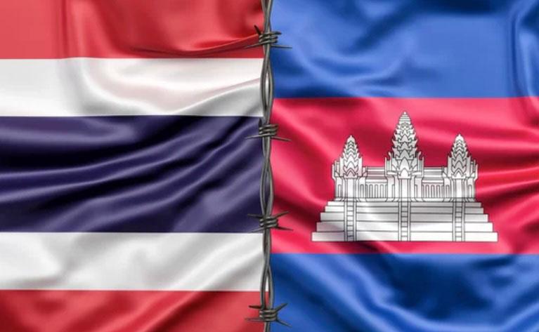 Drapeaux thaï et cambodgien avec barbelé 