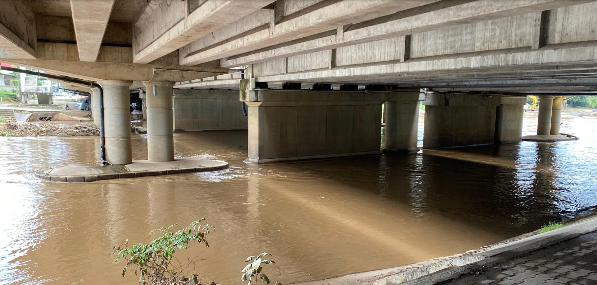 Piles de pont sur la rivière Ping à Chiang Mai