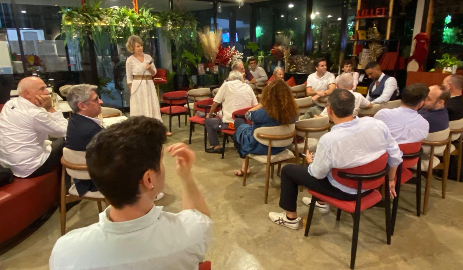 Anne Genetet, députée des Français de l’étranger, en réunion publique à Bangkok