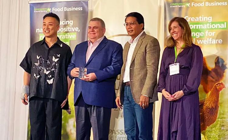 Laurent Opportune recevant le Good Chicken Award en 2023