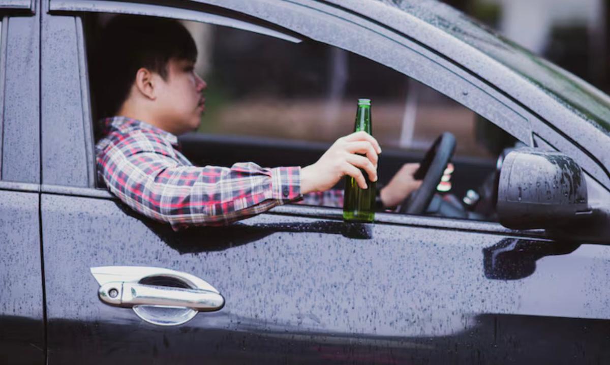 Conducteur thaï une bière à la main