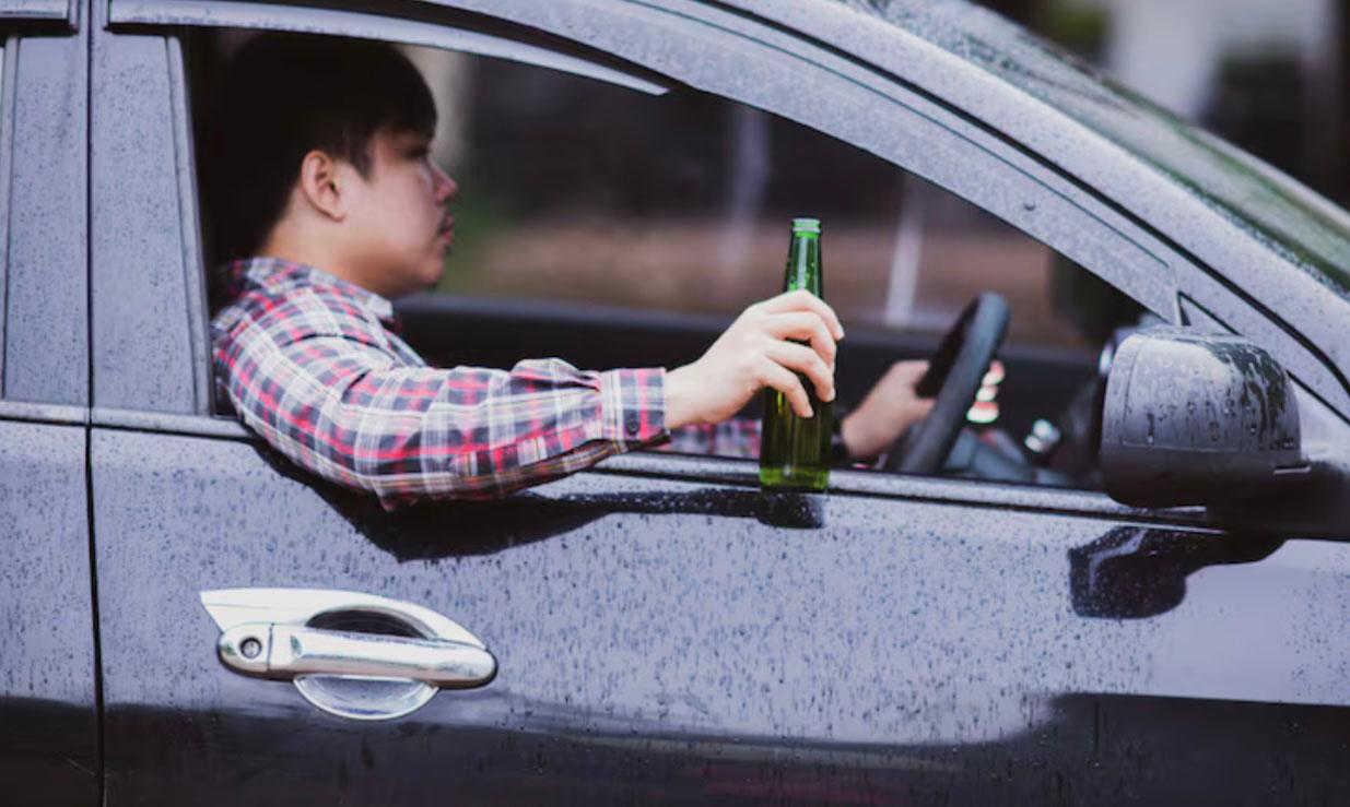 Conducteur thaï une bière à la main