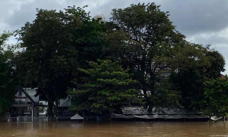 Les rives de le rivière Ping à Chiang Mai les pieds dans l’eau 