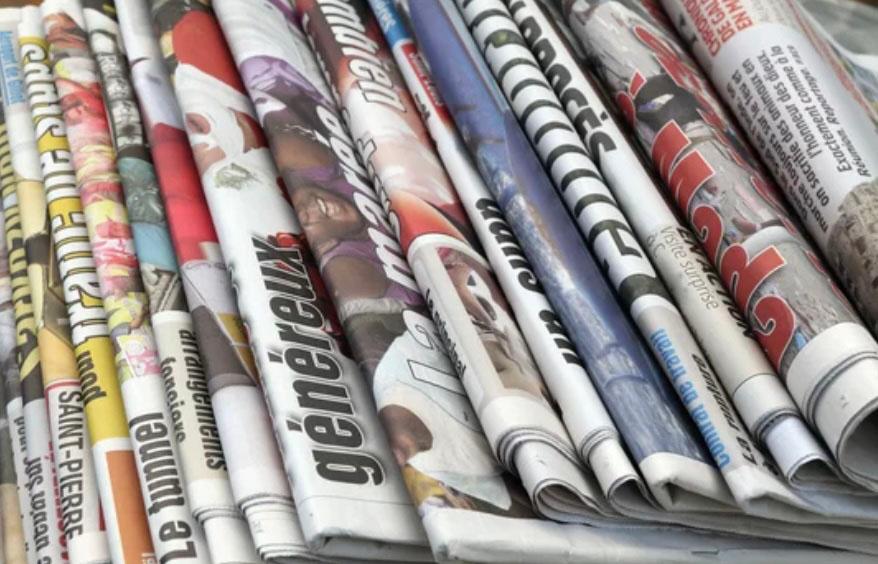 Journaux pliés et alignés 