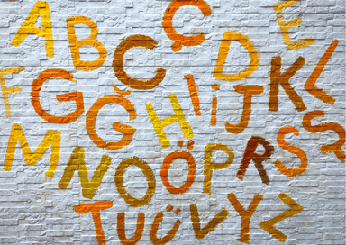 Alphabet turc peint sur un mur d’école, symbole de l’éducation en Turquie en 2025