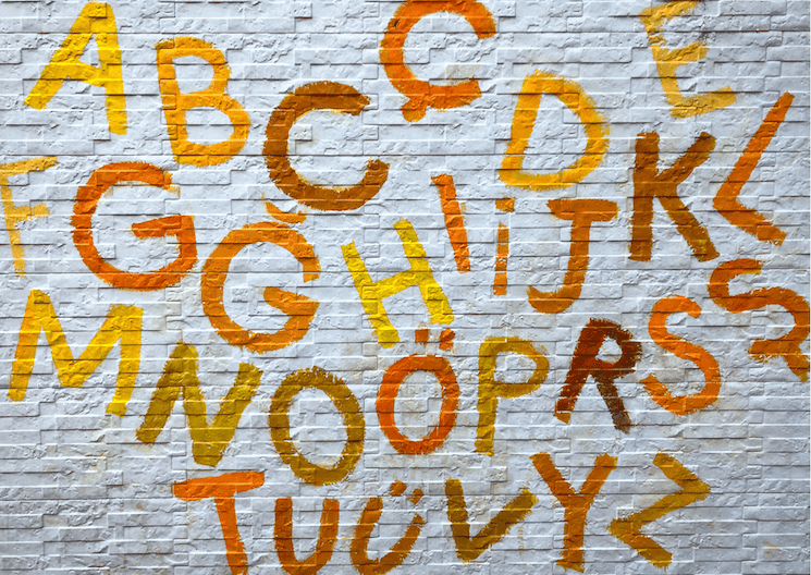 Alphabet turc peint sur un mur d’école, symbole de l’éducation en Turquie en 2025