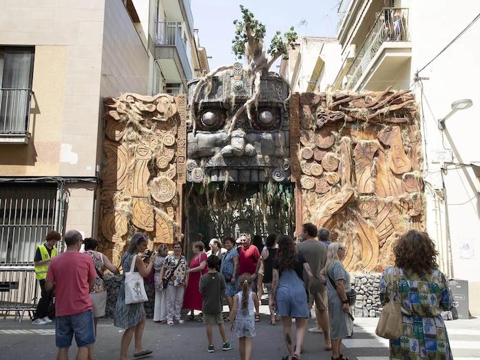fetes de Gracia entrée du quartier en forme de monstre à barcelone