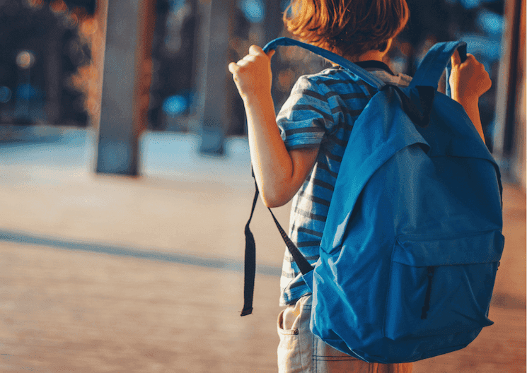 Élève en Turquie portant son cartable sur le chemin de l’école