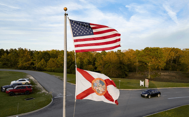 Le drapeau américain et celui de l'État de Floride à l'entrée principale du Doctors Memorial Hospital situé à Bonifay, en Floride.