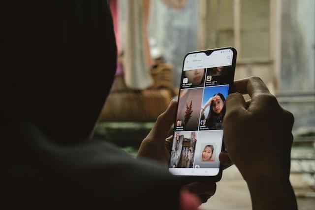 Une femme tenant son téléphone