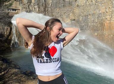 lena, joyeuse avec un tee-shirt i love valencia