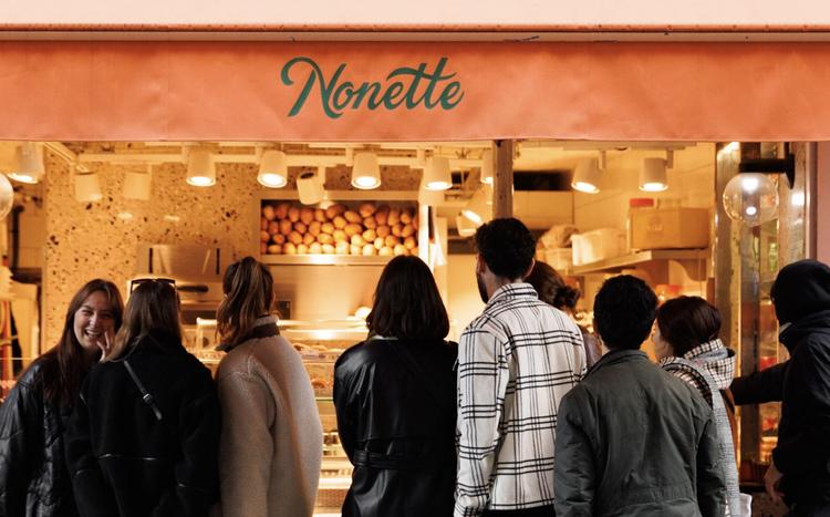 Des clients rient et sourient devant Nonette à Paris