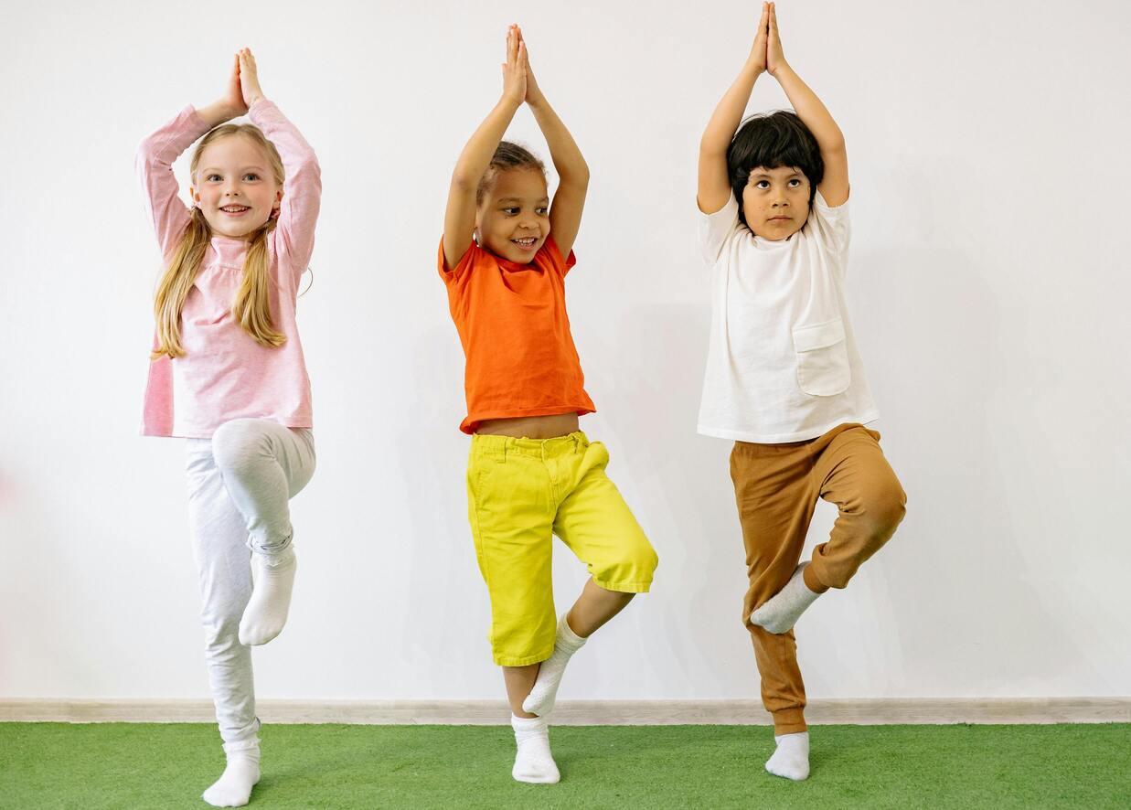 3 enfants font une pose de yoga