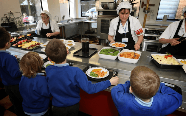 Distribution des repas scolaires à l'école Weaver à Nantwich, en Angleterre. Crédit : Cheshire East Council via Flickr. CC BY-NC 2.0.