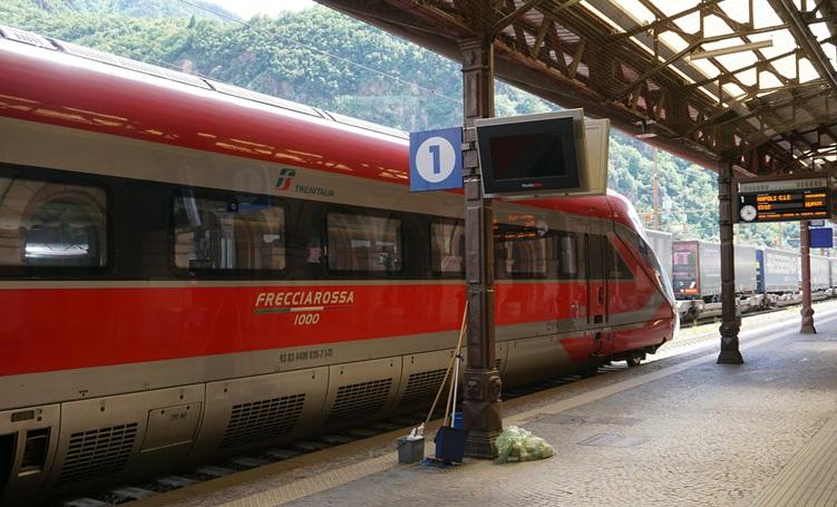 train rouge frecciarossa