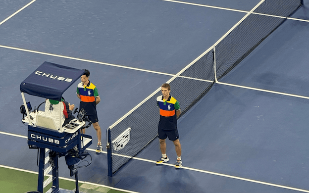 Une journée de travail pour ses ramasseurs de balle sur le court Louis Armstrong pendant les huitièmes de finales de Alexander Zverev contre  Felix Auger-Aliassime.