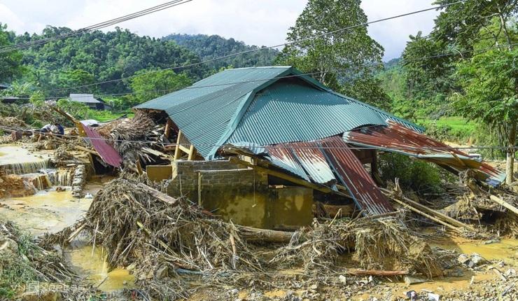 Une maison du village de Na Nghiu innondé