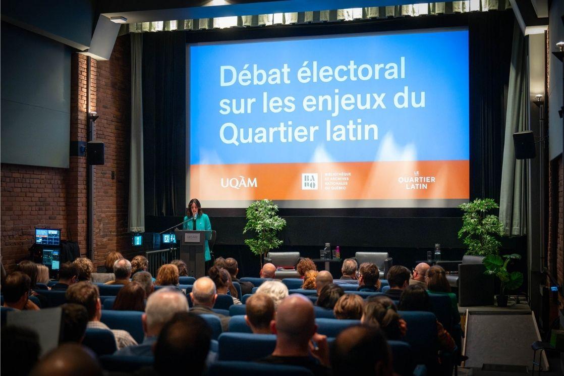 La salle du débat, au pupitre, Priscilla Ananian