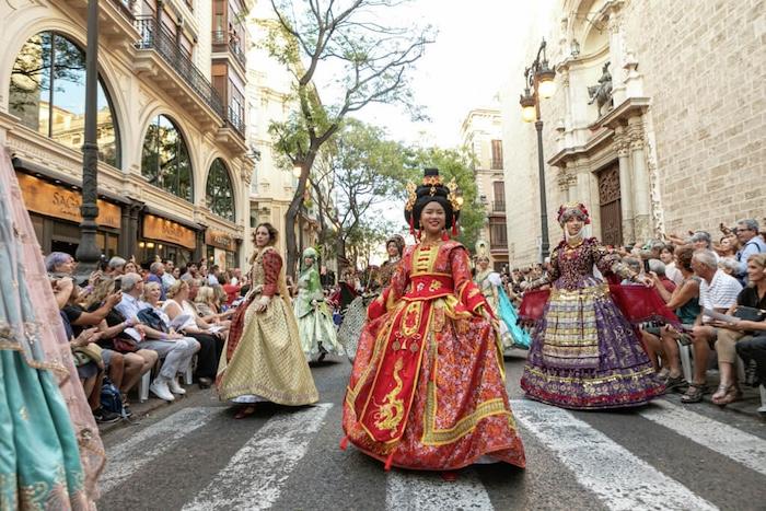 femmes en costume dans les rues de Valencia le 9 octobre 