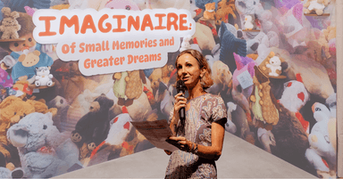 Aude-Emeline, directrice de l'Alliance Française de Singapour lors de l'exposition  IMAGINAIRE