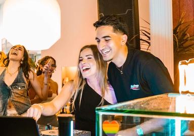 Derali le couple mixant dans un café