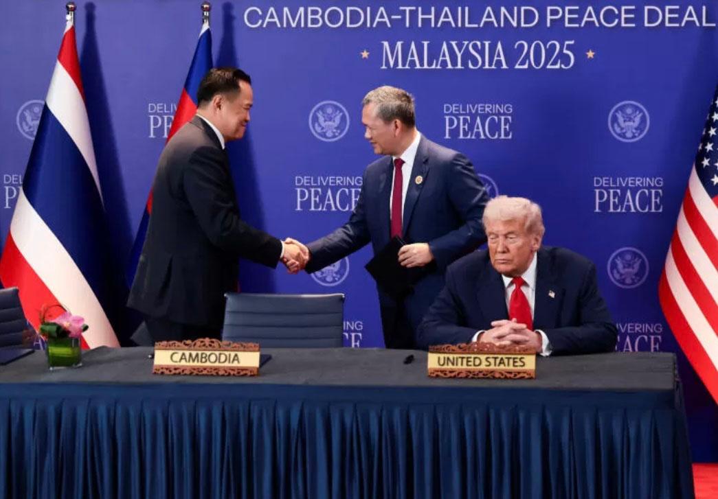 Les premiers ministres thaïlandais et cambodgien se serrent la main derrière Donald Trump 