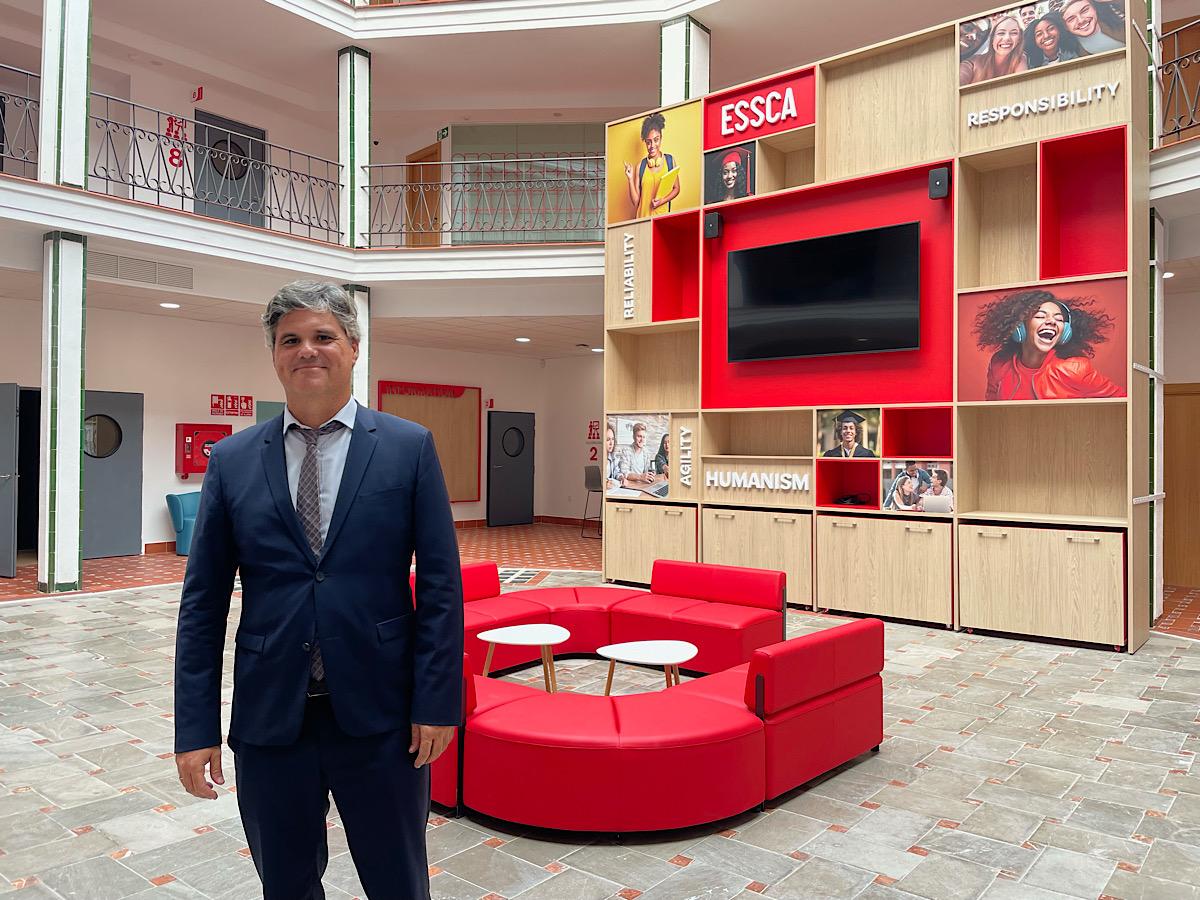 Stephane Ruiz dans l’atrium de l’ESSCA / Marine Boullenger