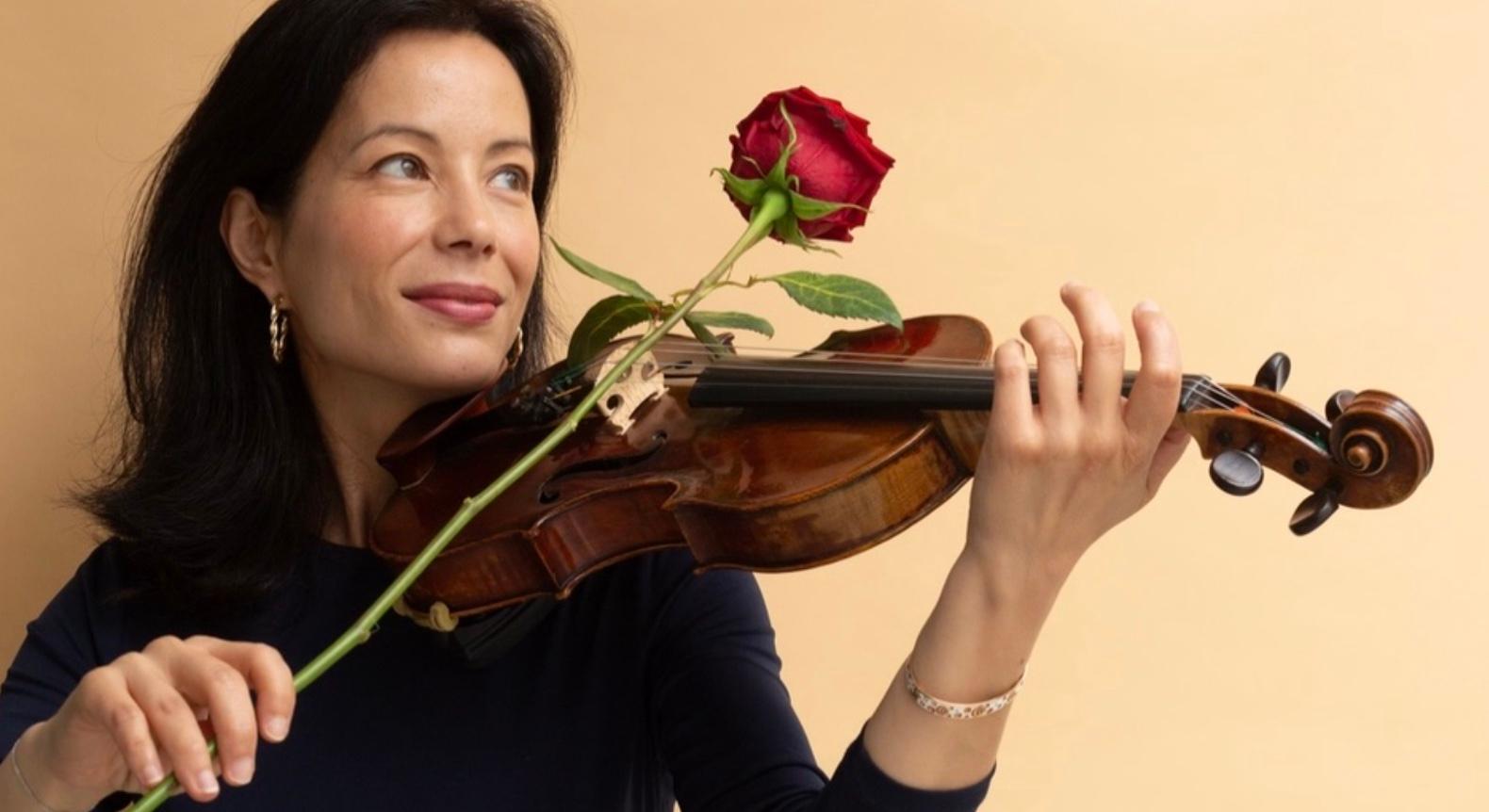 La violoniste Yoko Lévy-Kobayashi avec son violon et une rose comme archer