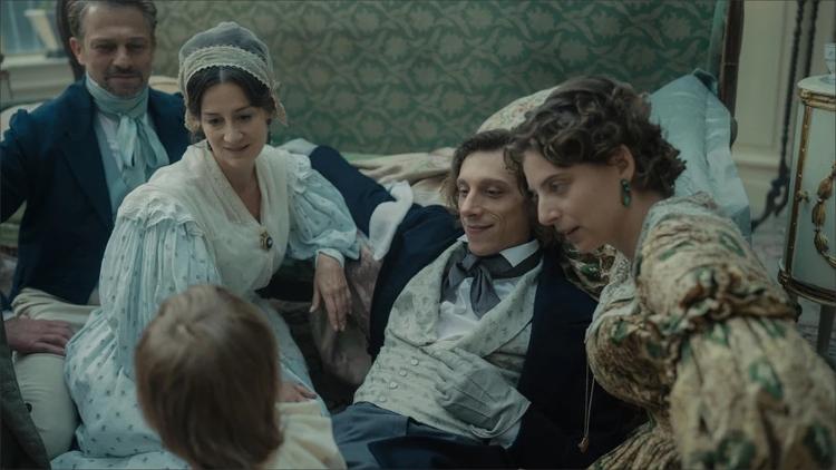 L'acteur Eryk Kulm incarnant Frédéric Chopin entouré de femmes