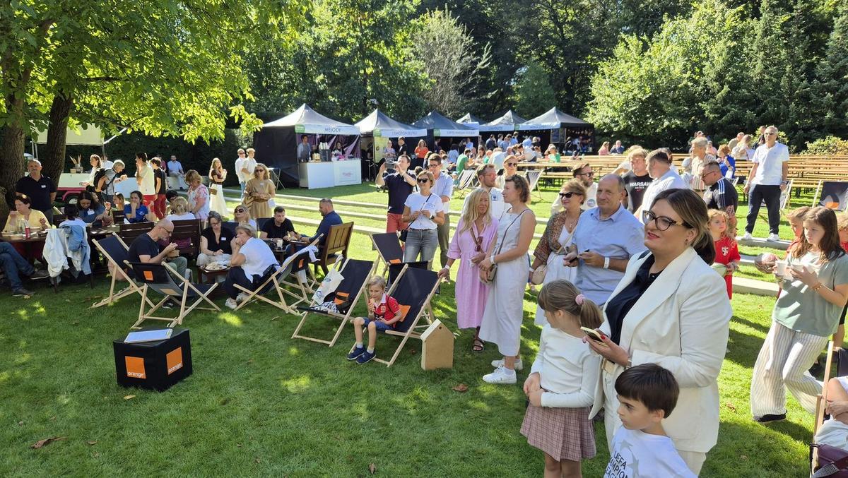 Photo du Pique-nique Familial Français de la CCIFP dans le jardin de la résidence de l'Ambassadeur de France en Pologne