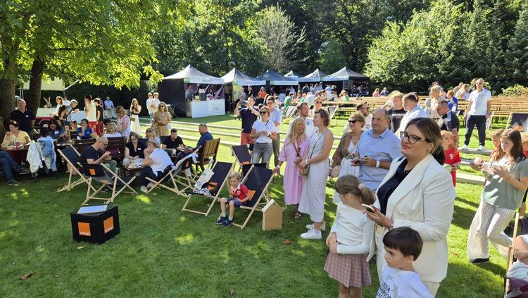 Photo du Pique-nique Familial Français de la CCIFP dans le jardin de la résidence de l'Ambassadeur de France en Pologne