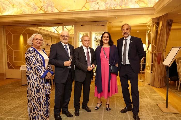 le président de la bienfaisance avec la consule et des sympathisants gala du majestic à barcelone en 2025