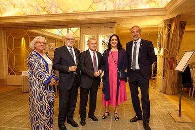 le président de la bienfaisance avec la consule et des sympathisants gala du majestic à barcelone en 2025