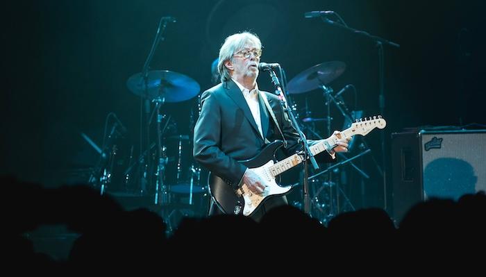 eric clapton en concert avec sa guitare stratocaster noire a Ginger Baker en fevrier 2020.