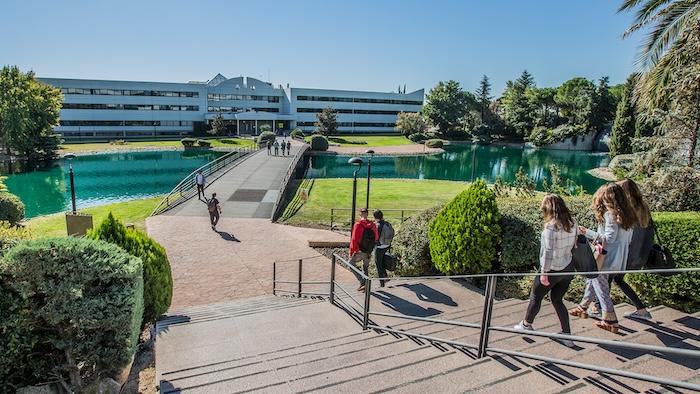 des etudiants allant à l'université en espagne
