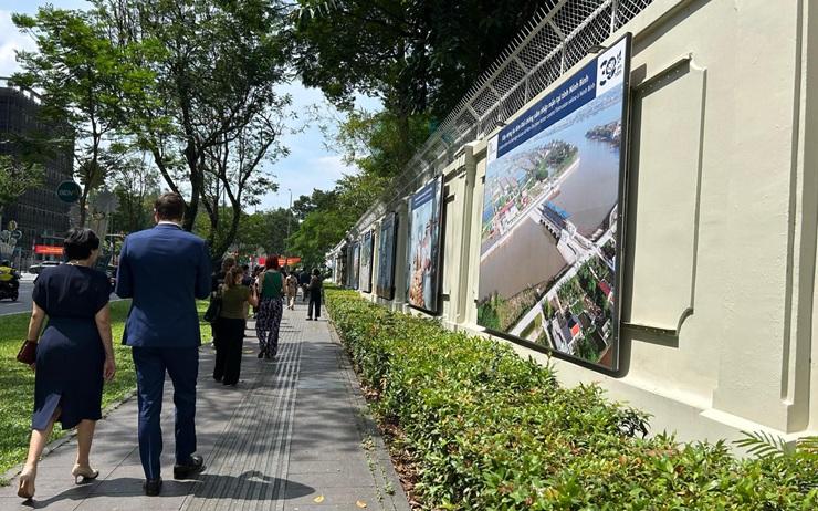 Vernissage de l’exposition photographique célébrant les 30 ans de présence du groupe AFD au Vietnam