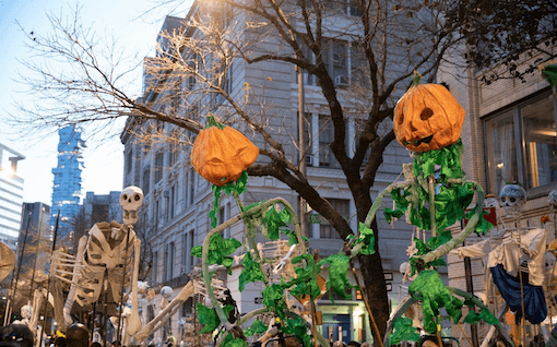 Squelettes et citrouilles dans les rues de New York