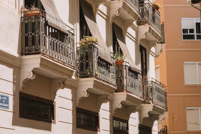 balcons d'un immeuble en espagne 