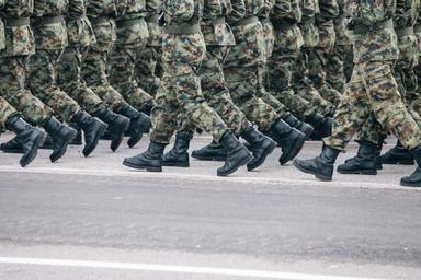 Photo de pieds de militaires en train de marcher en groupe 