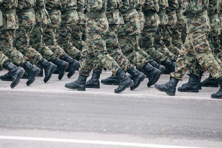 Photo de pieds de militaires en train de marcher en groupe 