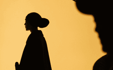 L'ombre d'une femme sur un fond jaune