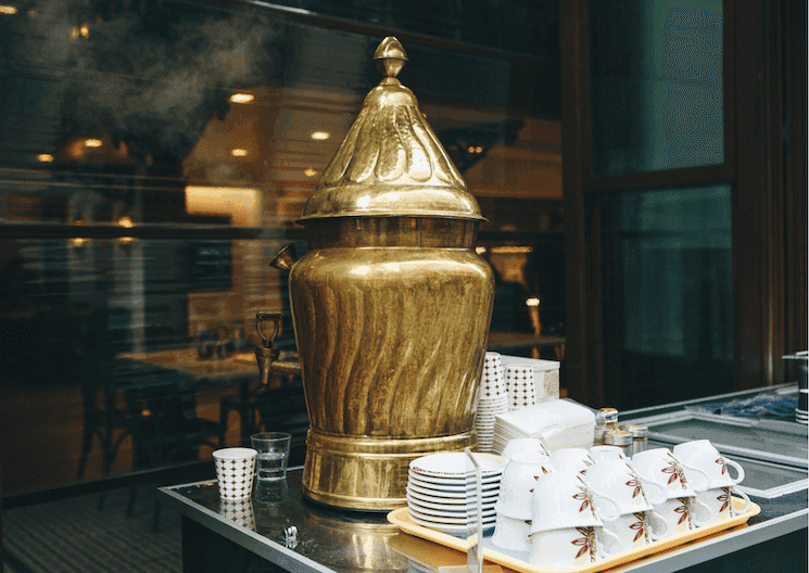 Samovar en laiton utilisé en Turquie pour servir des boissons chaudes en hiver