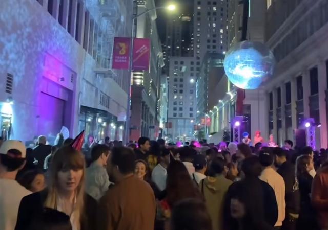 Des gens dans les rues de San Francisco qui font la fête