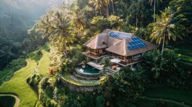 Maison thaïe avec panneaux solaires