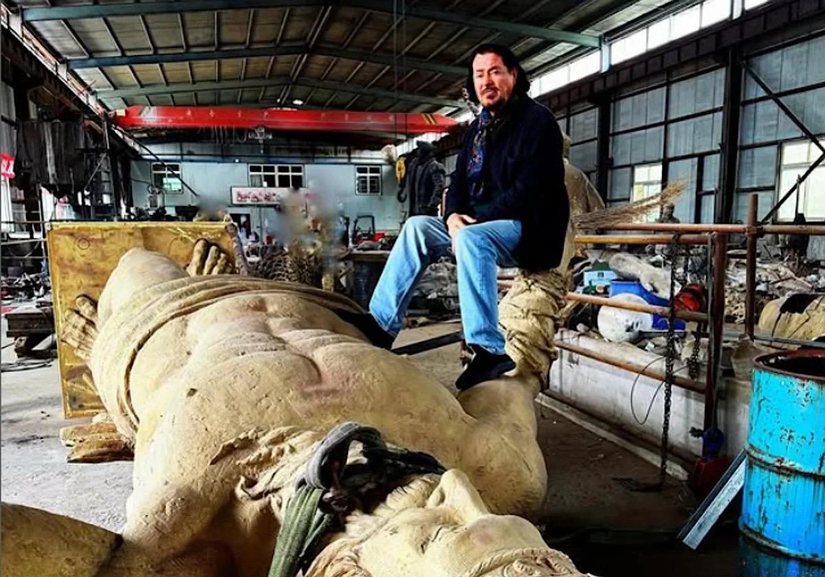 Ginés Serrán Pagán avec la statue de Neptune avant sa fondation