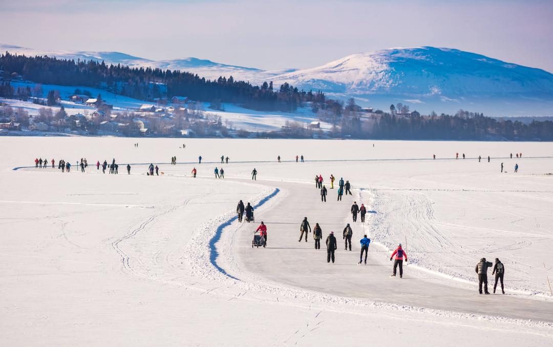 Skier sur un lac gelé en Suède