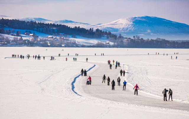 Skier sur un lac gelé en Suède