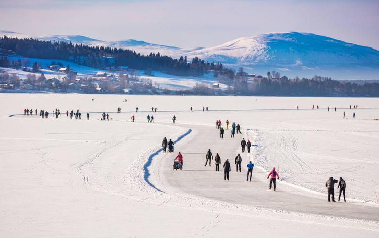 Skier sur un lac gelé en Suède